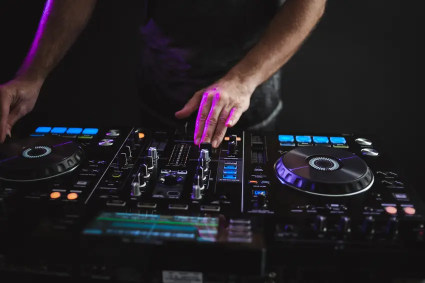DJs