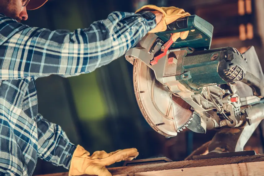 Wood Sawing Machine Operator